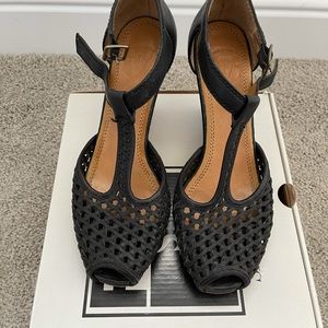 Gwen woven T strap, size 7. Good condition